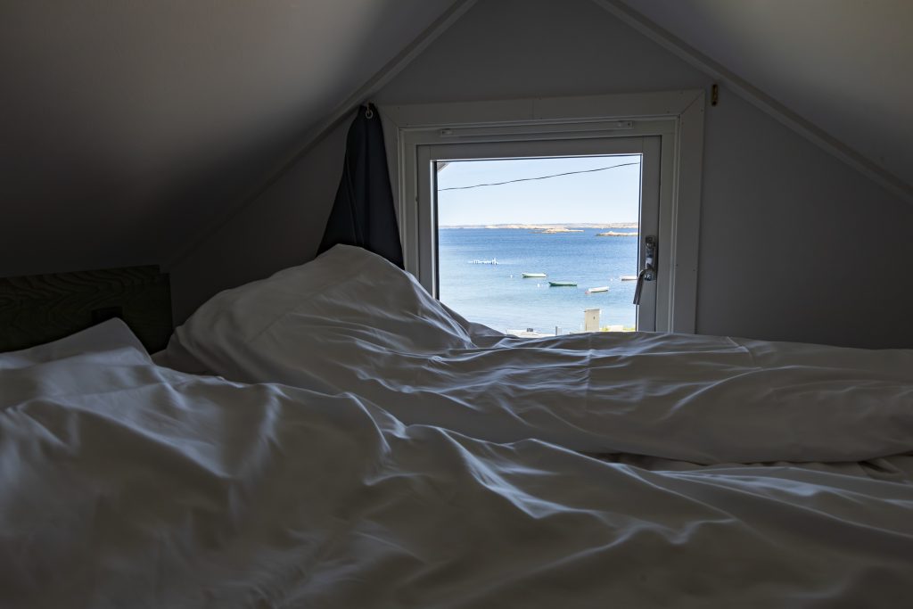 Två sängar och ett fönster.