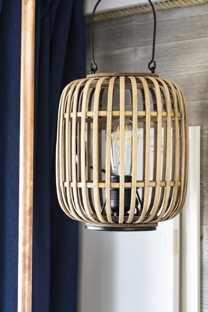 Närbild på en trälampa.