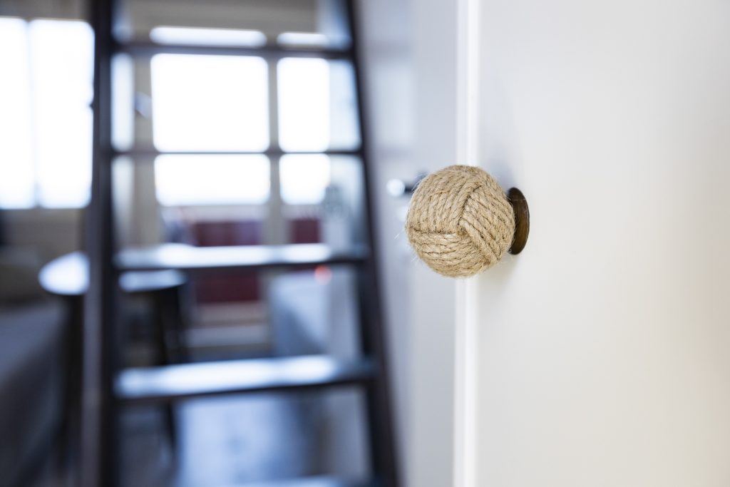 Närbild på ett dörrhandtag.