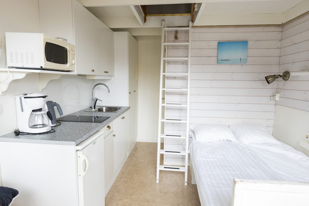 Sjöbodstugan med dubbelsäng.