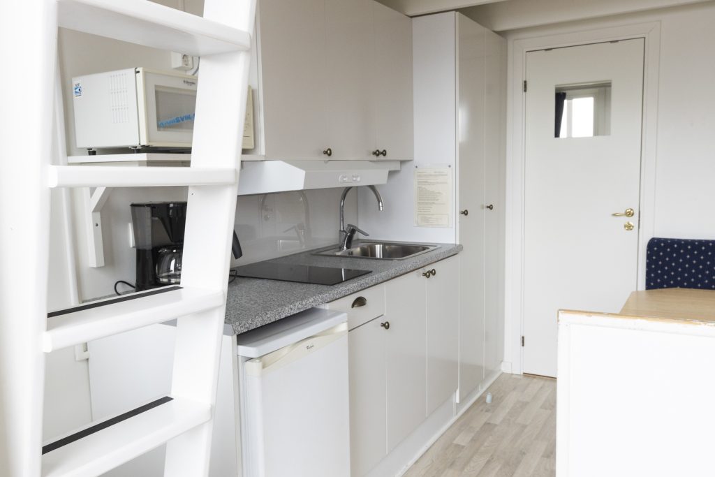 Köket i Sjöbodstugan med sex bäddar.