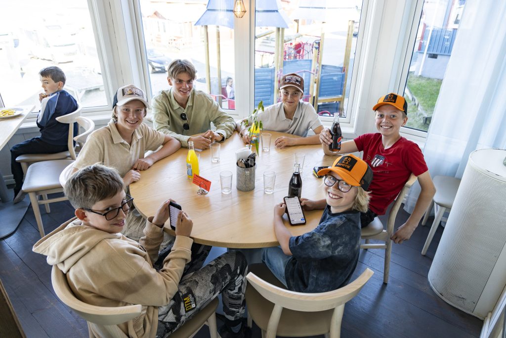 Elever på klassresa runt ett bord i Ramsviks restaurang