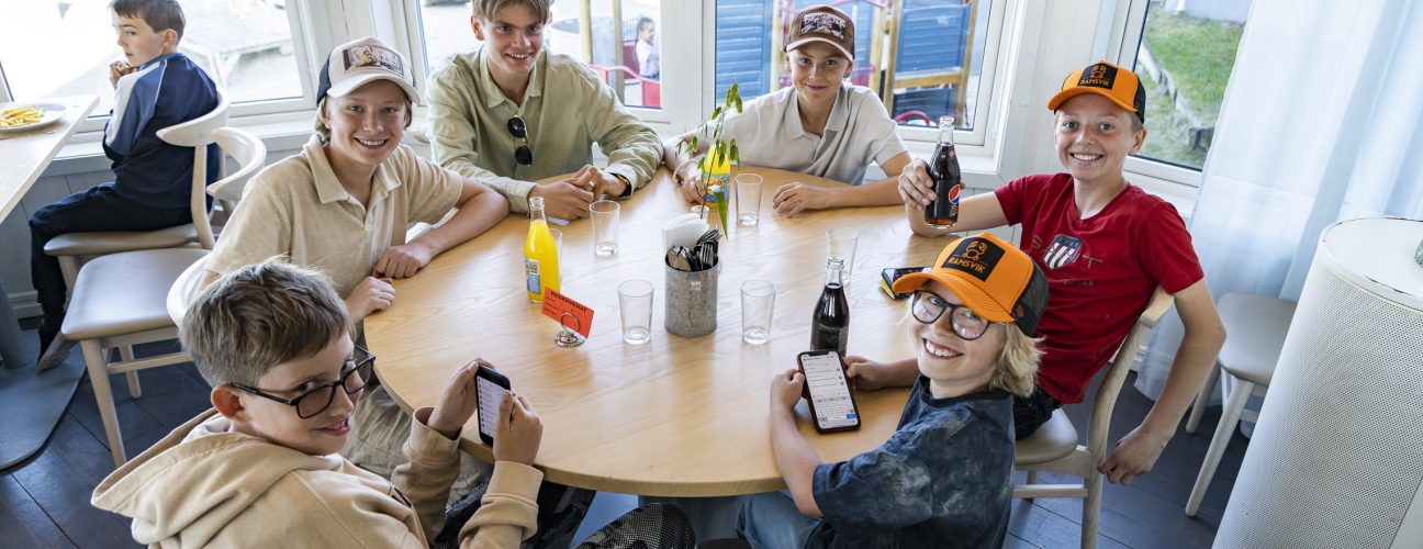 Elever på klassresa runt ett bord i Ramsviks restaurang