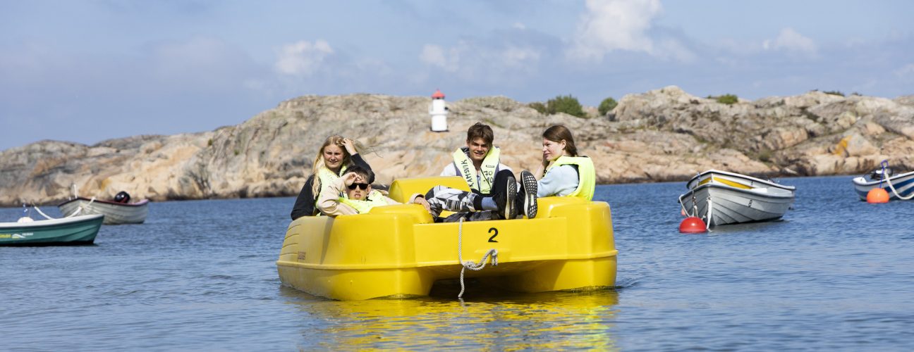 Fem ungdomar i en trampbåt på havet, en rolig aktivitet när ni är på klassresa på Ramsvik.