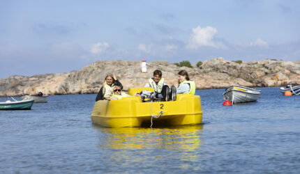 Fem ungdomar i en trampbåt på havet, en rolig aktivitet när ni är på klassresa på Ramsvik.
