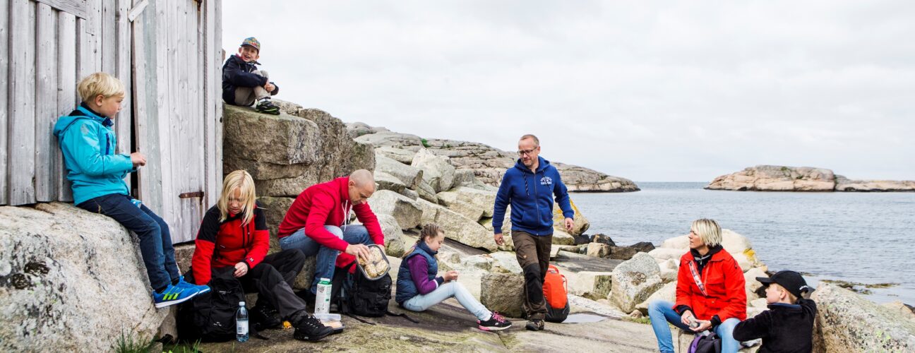 Ett gäng personer som stannat för att vila under sin vandring.