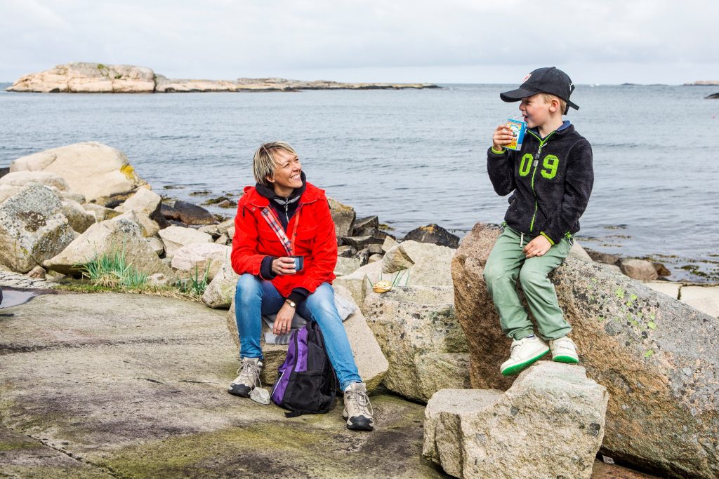 En pojke och en kvinna som sitter på klippor, ett fint sätt att fira mors dag.