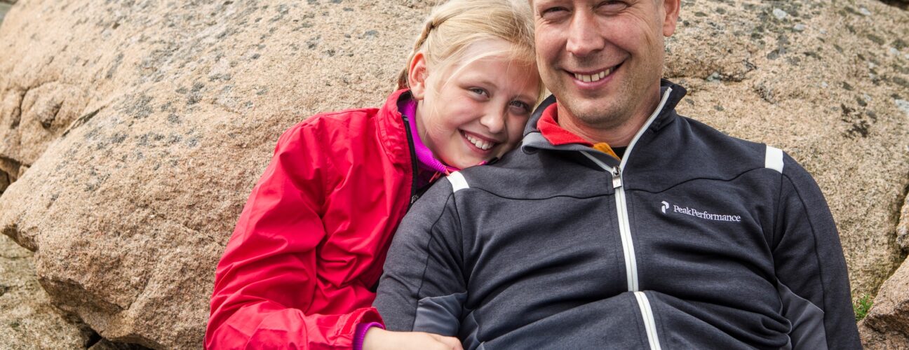 Två personer som vilar på en klippa.