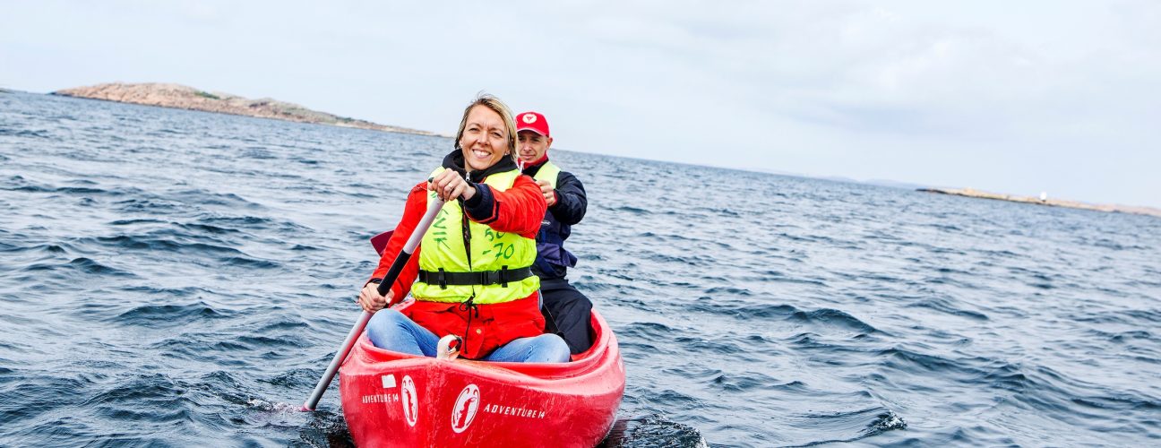 Två glada personer i en kanot.