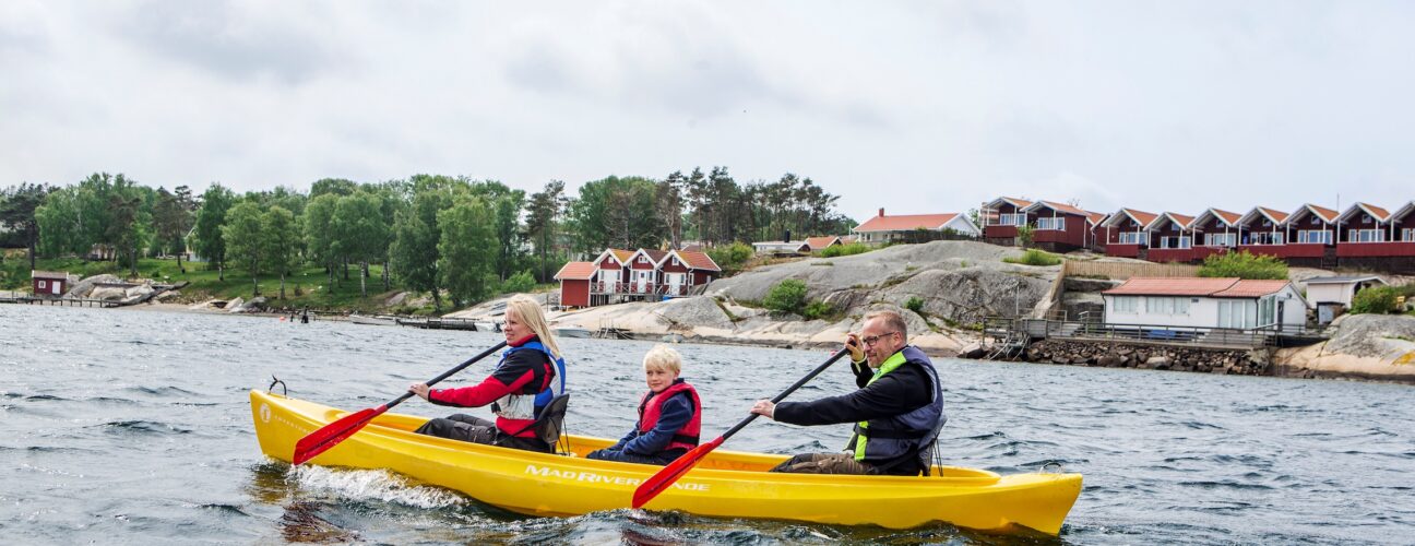 En familj på en kanot.