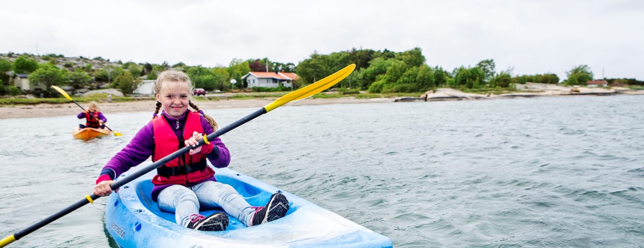 En flicka i en kajak.