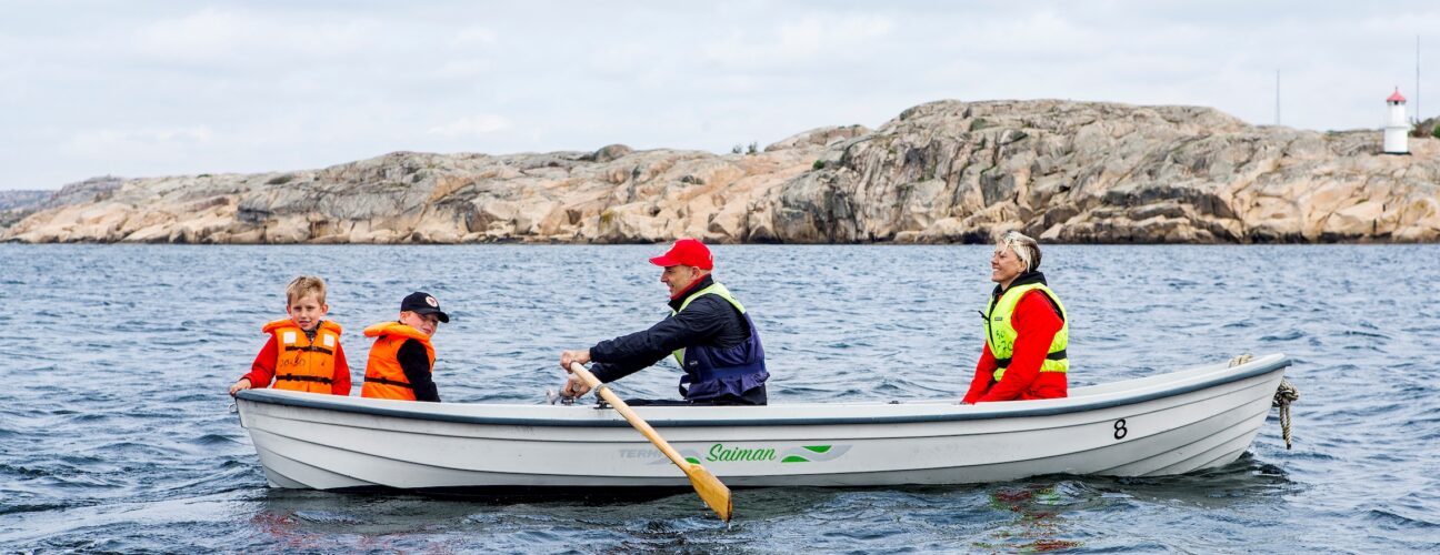 Fyra personer som använt sig av Ramsvik båtuthyrning för att ge sig ut på vattnet en halvsolig dag.