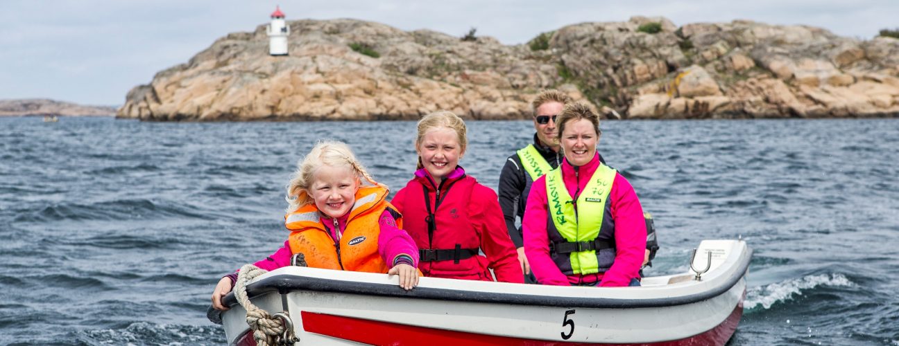 Fyra glada personer som åker båt.