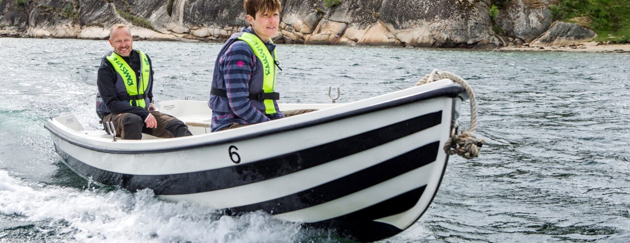 Två personer som åker båt.