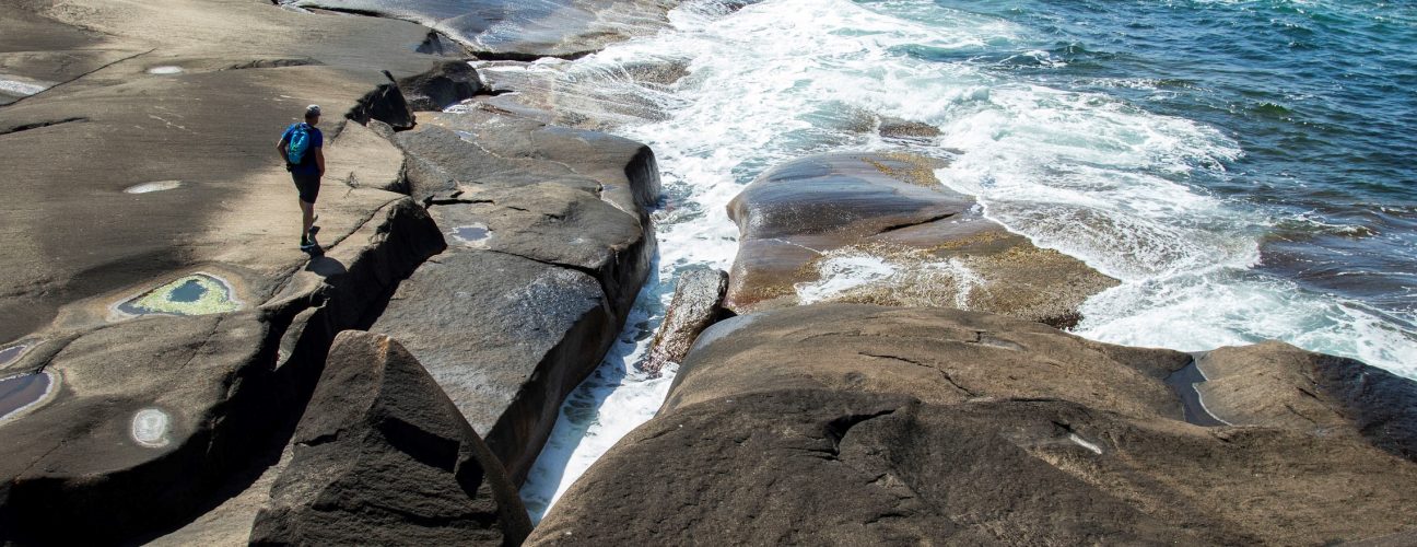 Vandring i Bohuslän bland klippor och hav.