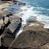 Vandring i Bohuslän bland klippor och hav.