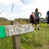 Närbild på en skylt som visar en vandringsled. Vandring i Bohuslän blir inte bättre än Ramsvikslandet.