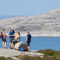 Fyra personer som vilar på en klippa.