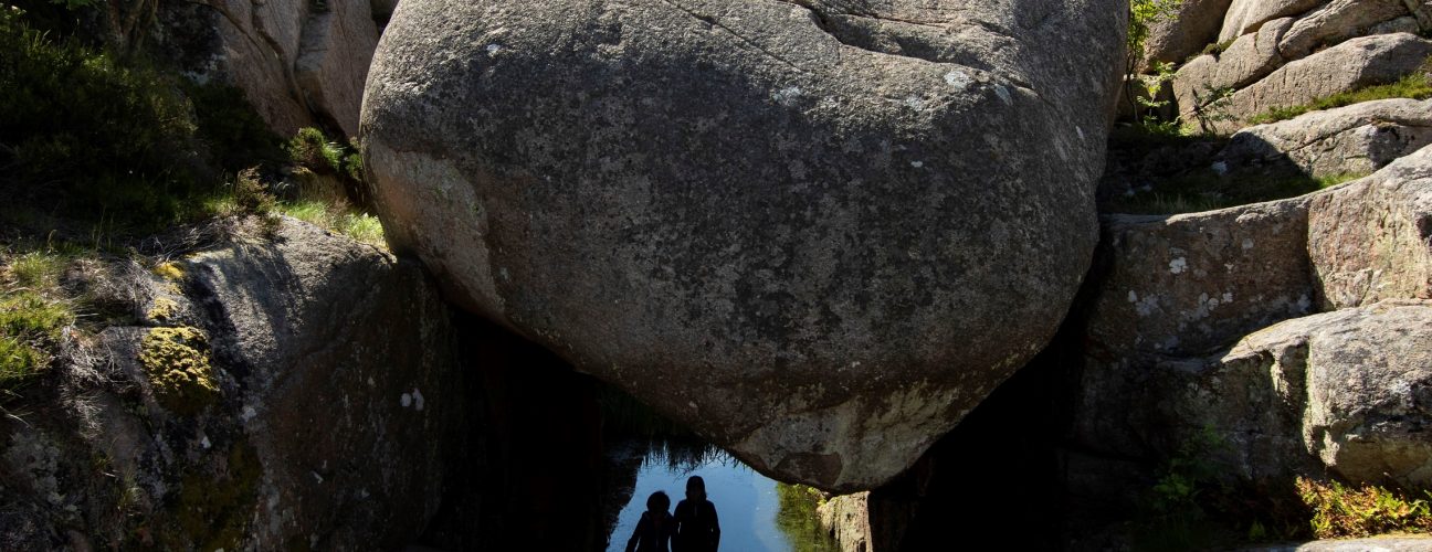 En stor stenbumling med två personer under.