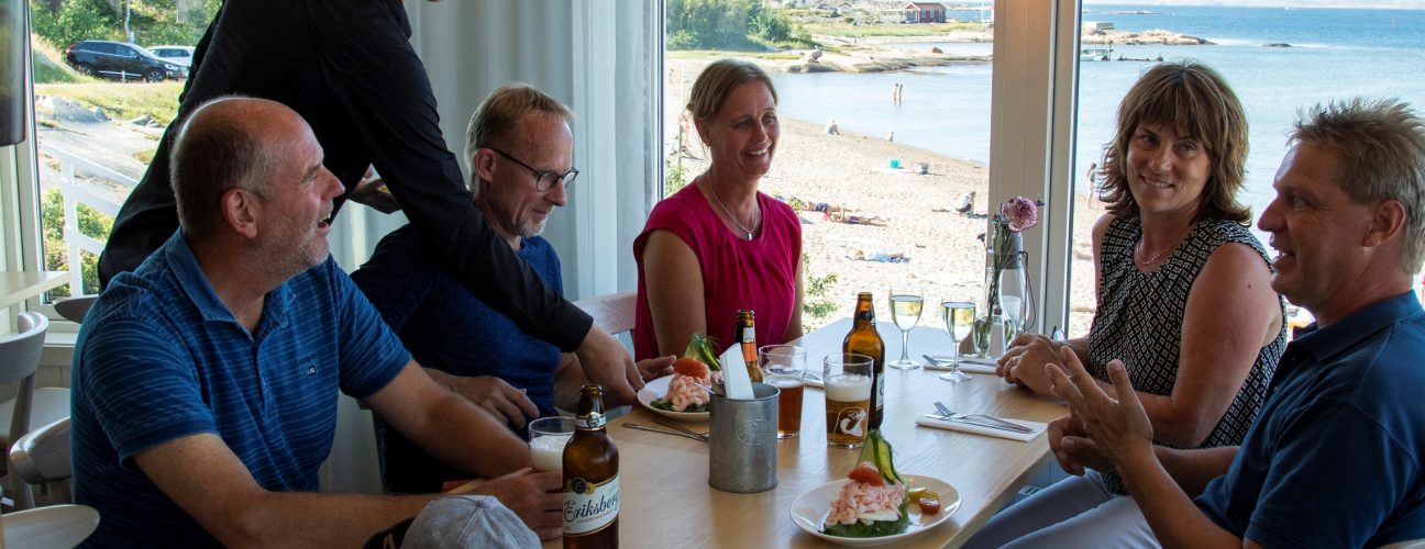 Människor som dricker på en restaurang.