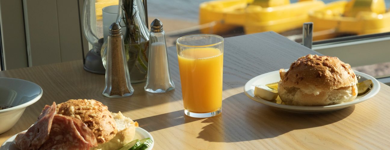 Närbild på frukostmackor.