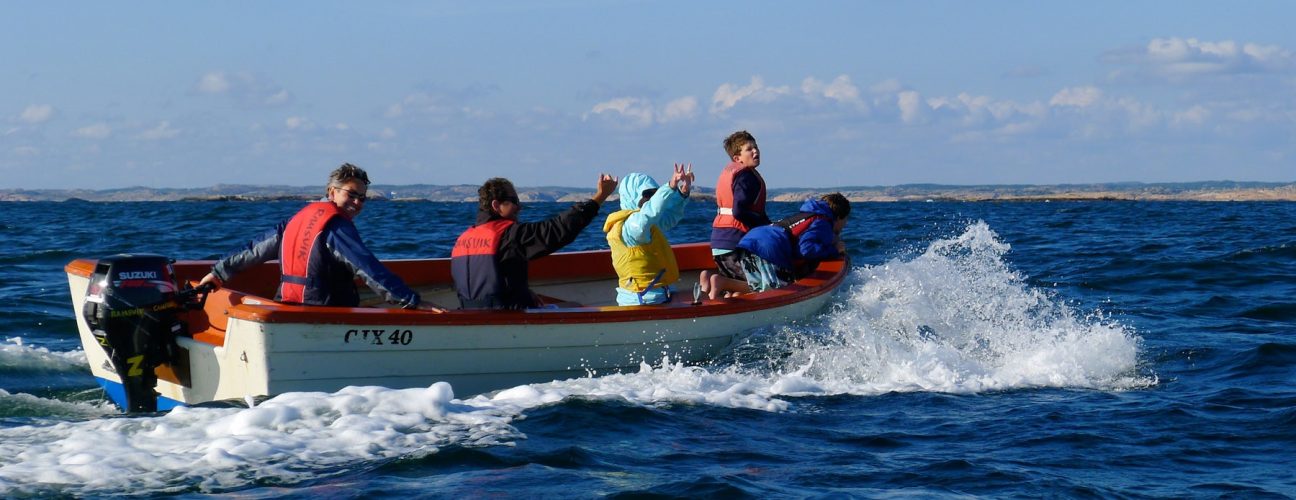 Fyra personer som använt sig av båtuthyrning på Ramsvik som nu befinner sig ute på havet.