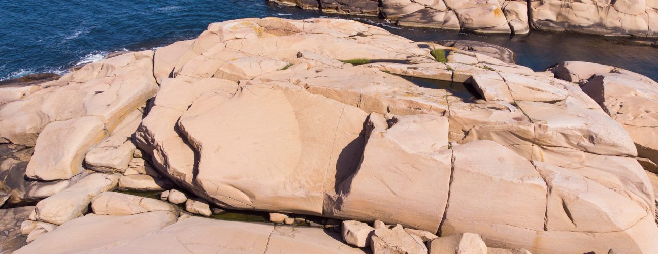 Öberg, som ligger i Ramsvikslandets naturreservat, även kallat klippornas Rike. Boka boende i stuga eller camping på Ramsvik.