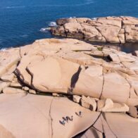 Öberg, som ligger i Ramsvikslandets naturreservat, även kallat klippornas Rike. Boka boende i stuga eller camping på Ramsvik.
