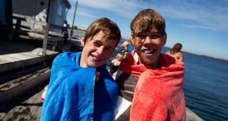 familjeaktiviteter bad 2 pojkar i handduk