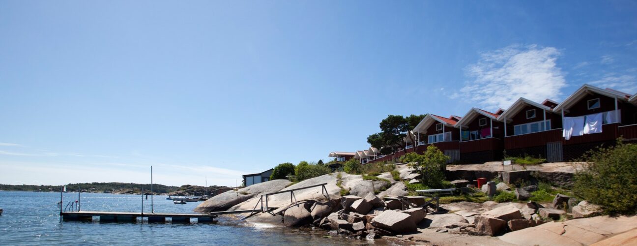 Hav, klippor och ett gäng campingstugor i Bohuslän.