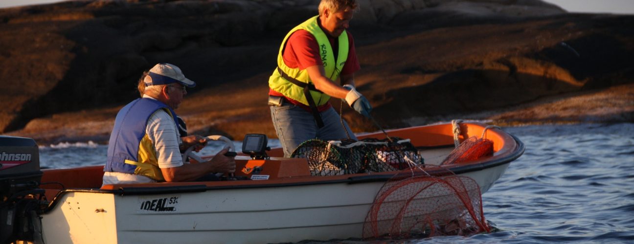 Två personer som fiskar i en båt.