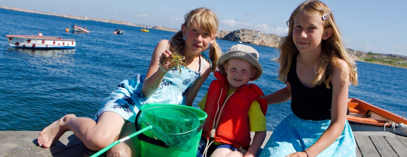 krabbfiske-barn-med-hink-och-ha-v-kopia.jpg