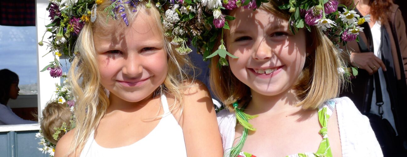 Firar midsommar på Ramsvik Stugby & Camping i Bohuslän på Västkusten, där man kan hyra boende i stuga.