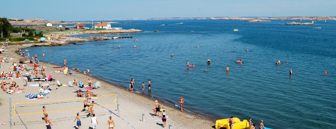 En solig sandstrand.