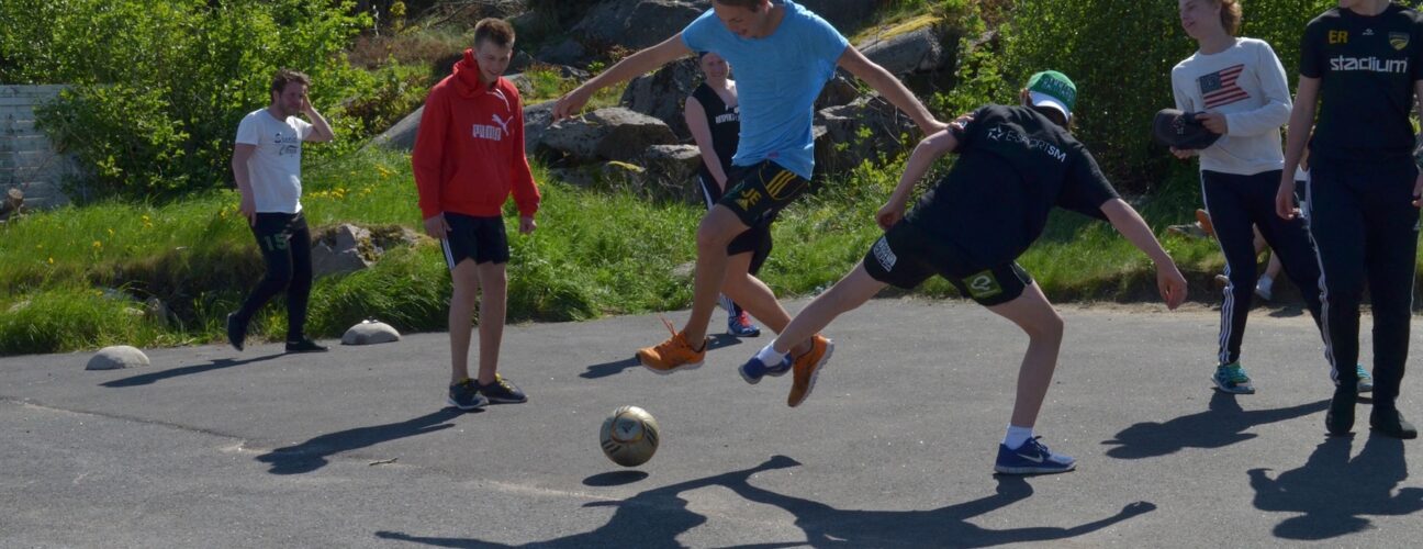 Ett gäng ungdomar som spelar fotboll.