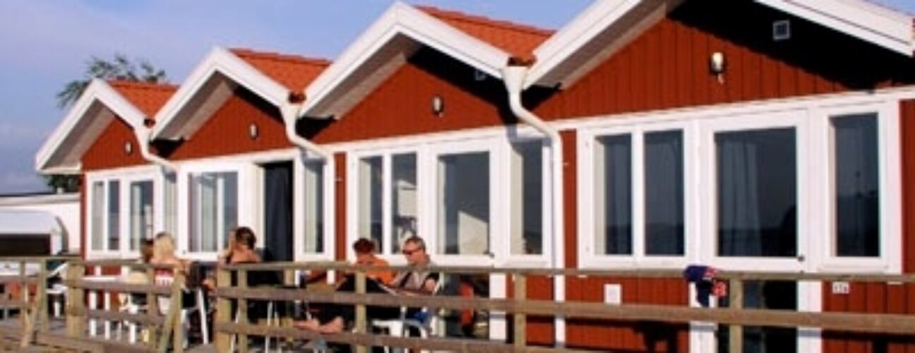 Fyra röda Strandstugor.